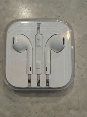Apple White EarPods with Lightning Connector